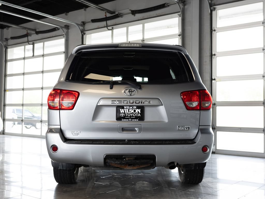 Used 2017 Toyota Sequoia SR5 AWD/4WD image 4