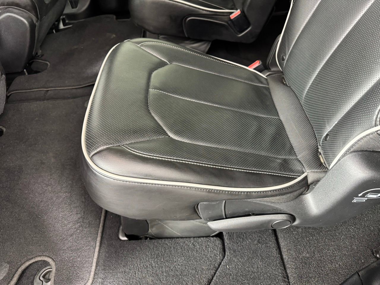 Used 2025 Chrysler Pacifica Limited image 27