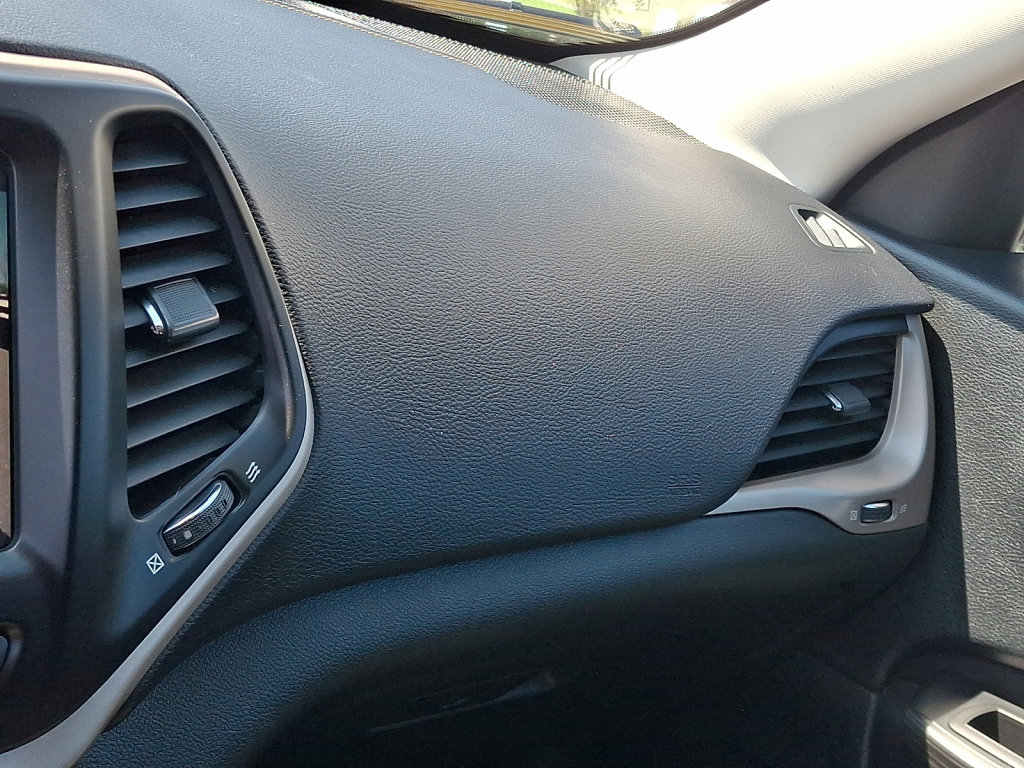 Used 2015 Jeep Cherokee Latitude w/ Comfort/Convenience Group image 31