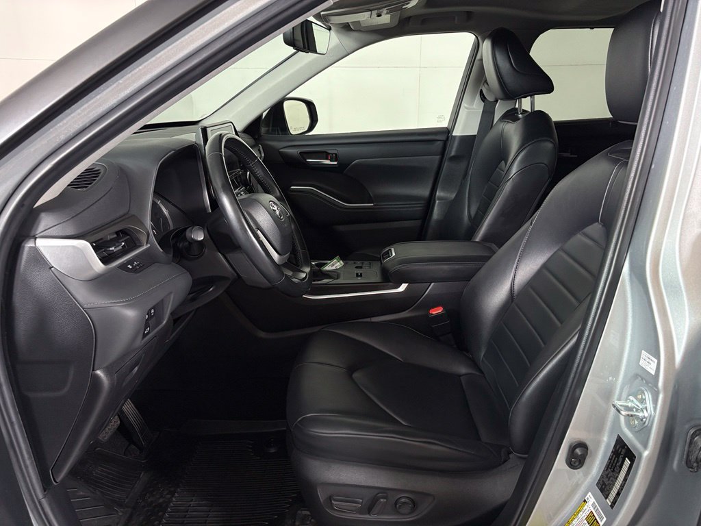 Used 2024 Toyota Highlander XLE FWD image 16