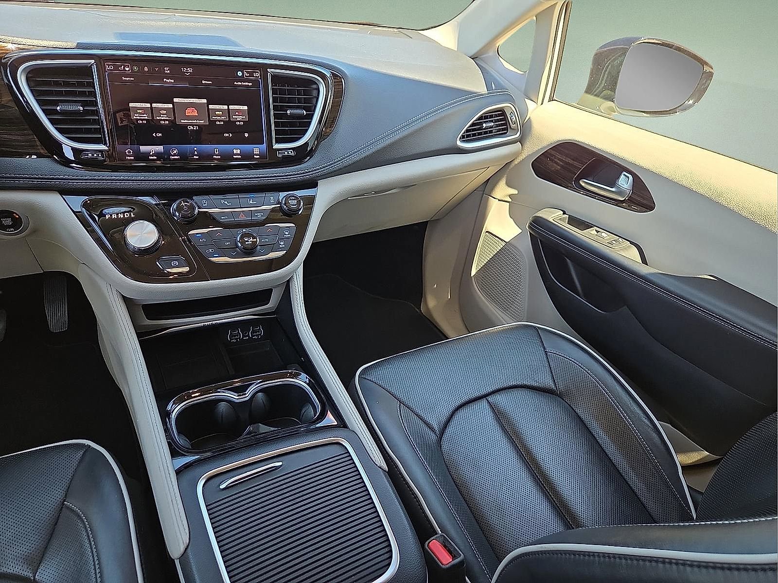 Used 2024 Chrysler Pacifica Limited FWD image 13