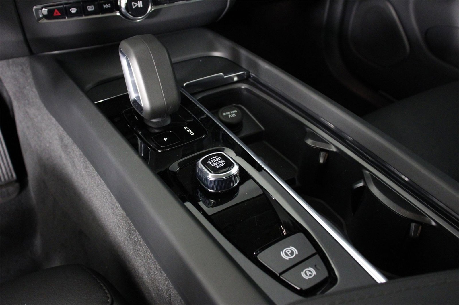 New 2025 Volvo XC60 B5 Core w/ Climate Package image 7