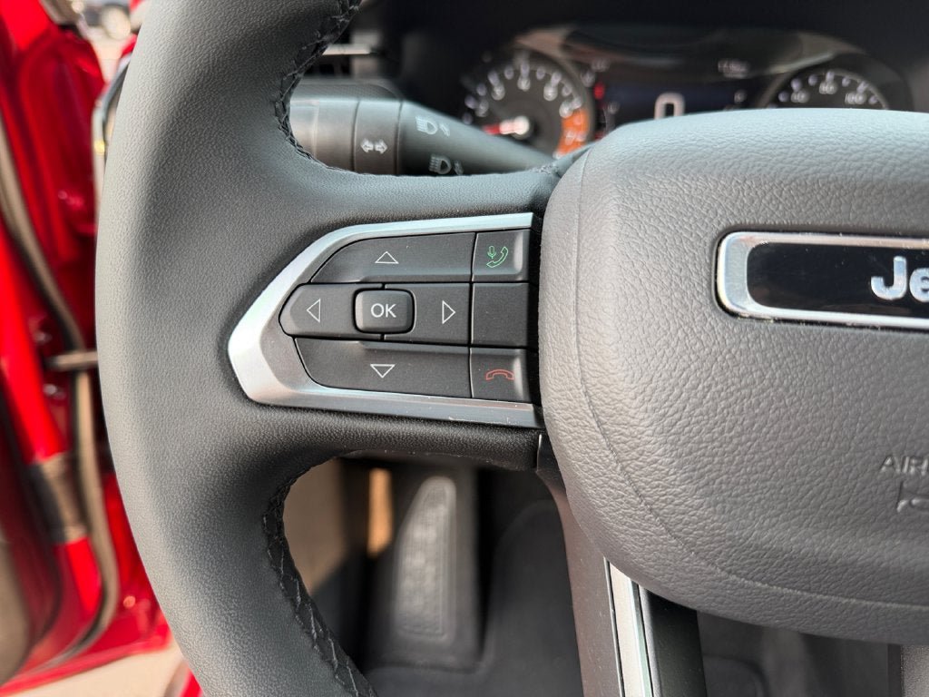 Used 2025 Jeep Compass Latitude w/ Altitude Special Edition AWD/4WD image 16