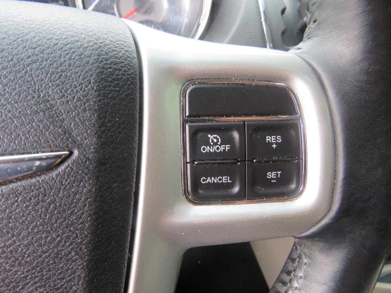 Used 2015 Chrysler Town & Country Touring FWD image 12