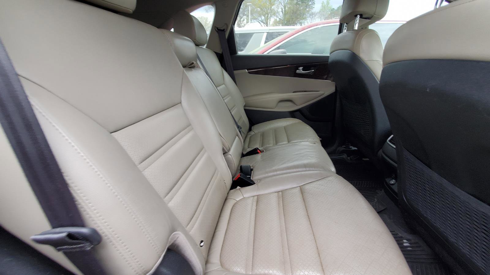 Used 2017 Kia Sorento LX w/ LX Convenience Package image 6