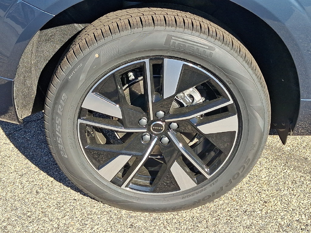 New 2027 Volvo XC60 B5 Plus AWD/4WD image 7