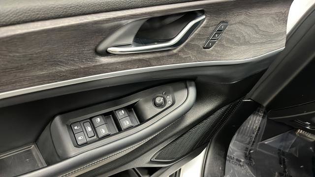 Used 2024 Jeep Grand Cherokee L Limited w/ Black Appearance Package image 25