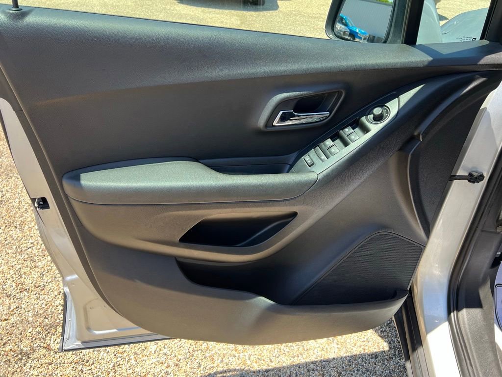 Used 2017 Chevrolet Trax LT AWD/4WD image 21