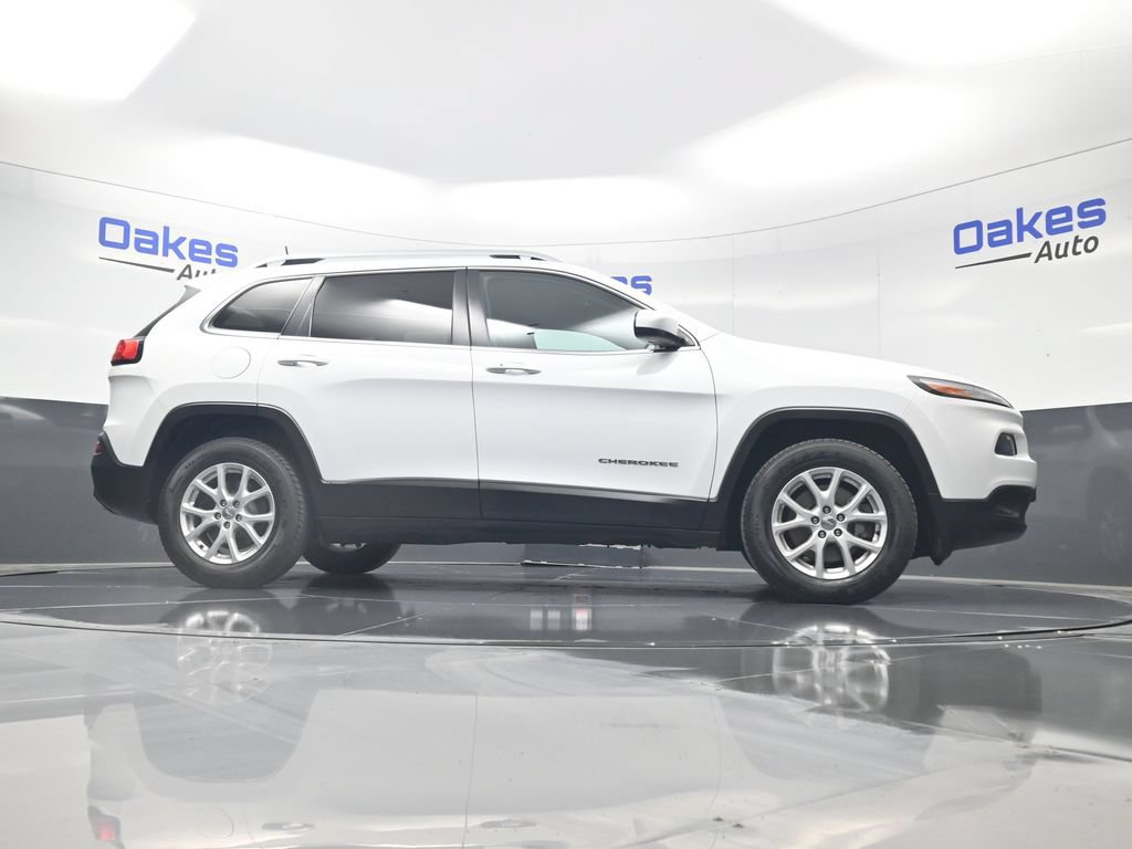 Used 2018 Jeep Cherokee Latitude Plus w/ Cold Weather Group AWD/4WD image 44