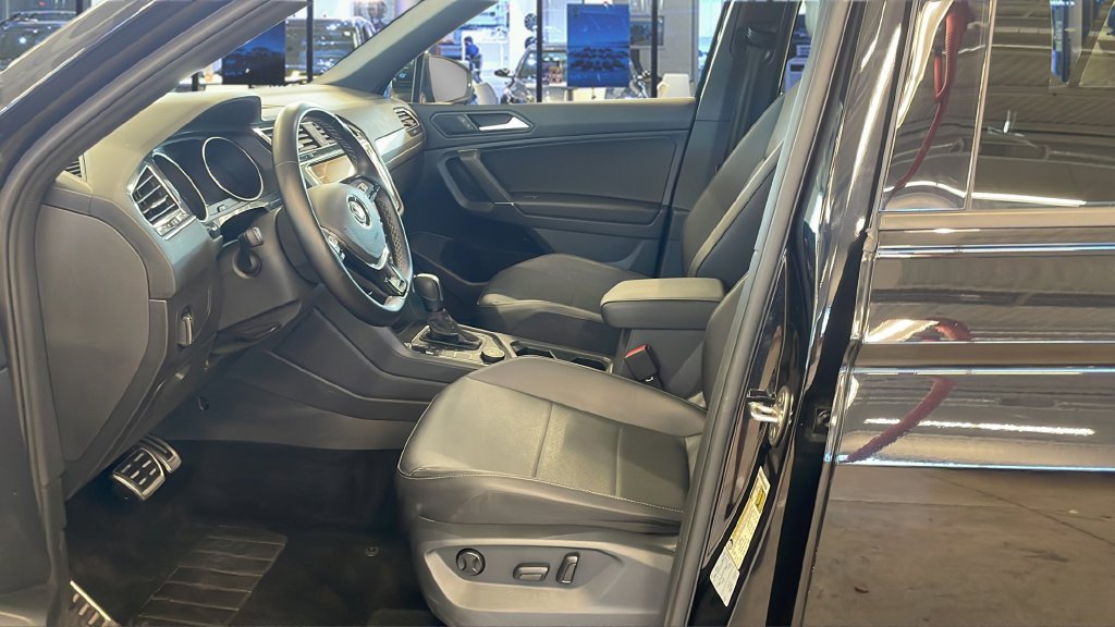 Used 2020 Volkswagen Tiguan SE R-Line AWD/4WD image 16