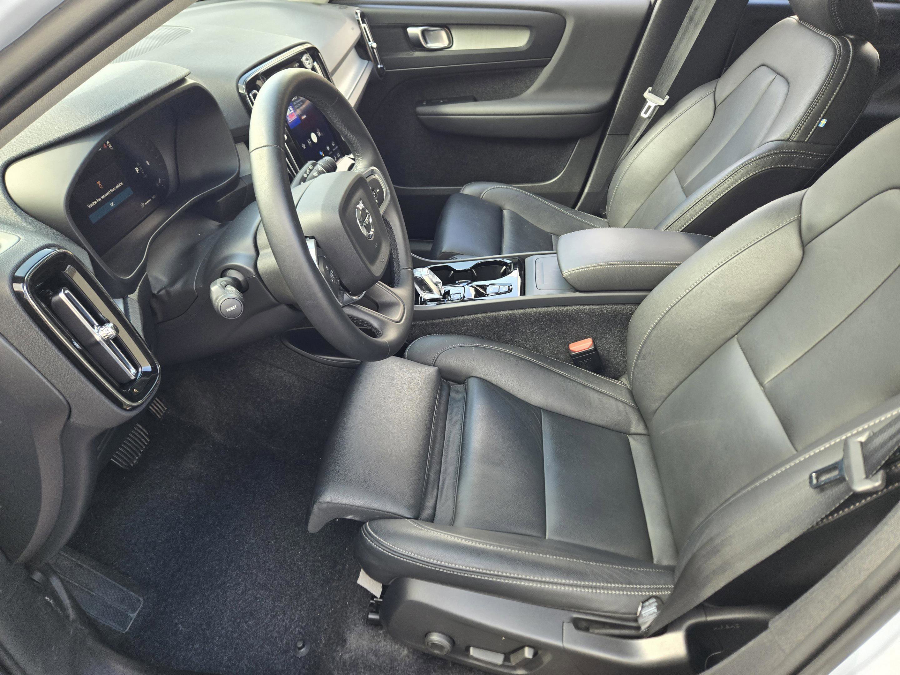 Used 2025 Volvo XC40 B5 Plus image 11