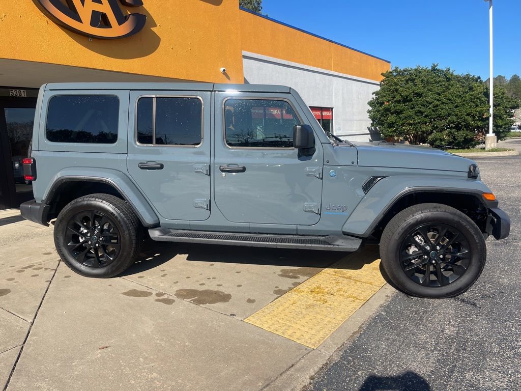 Used 2025 Jeep Wrangler Unlimited Sahara AWD/4WD image 3