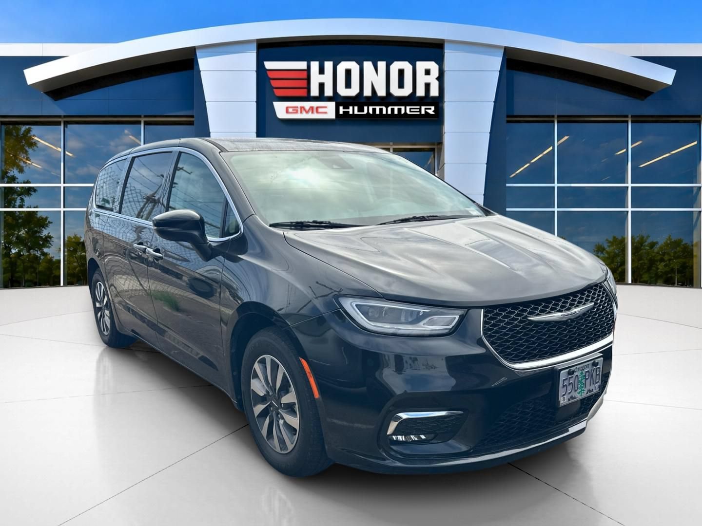 Used 2023 Chrysler Pacifica Touring-L FWD image 2