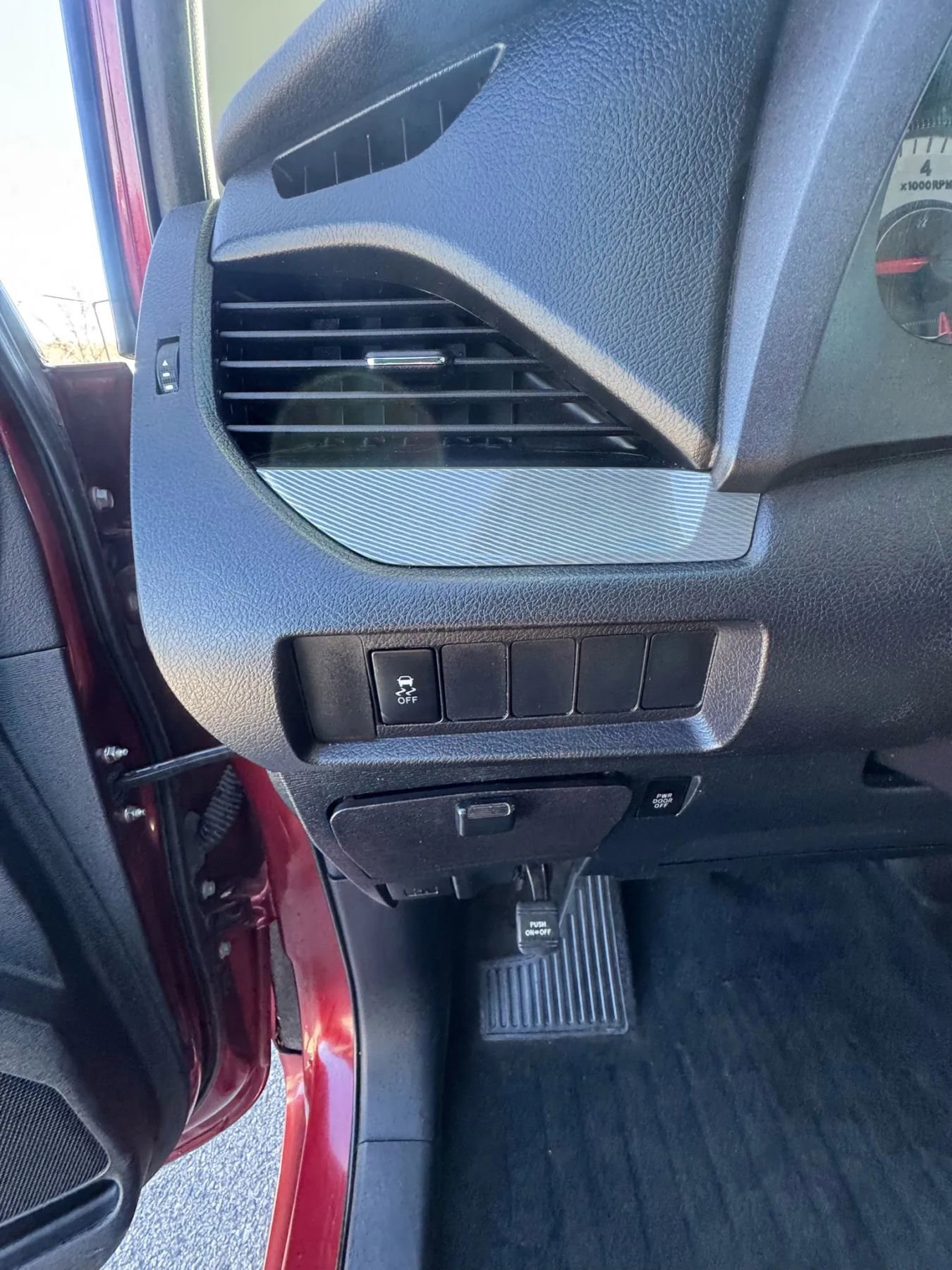 Used 2015 Toyota Sienna SE image 11