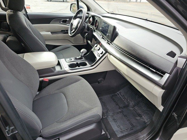 Used 2022 Kia Carnival LX image 11