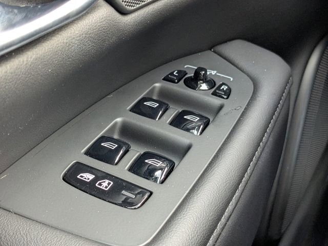 Used 2024 Volvo V90 B6 Cross Country Plus image 31