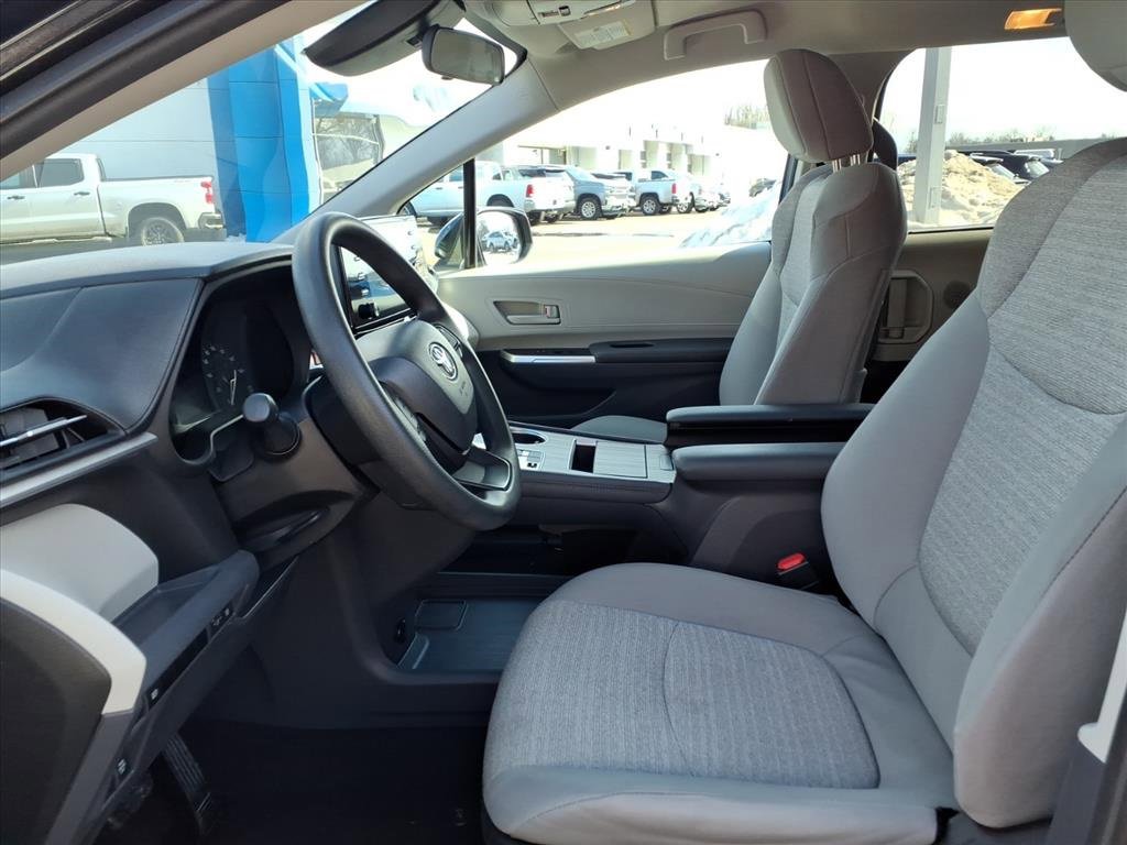 Used 2024 Toyota Sienna LE image 9