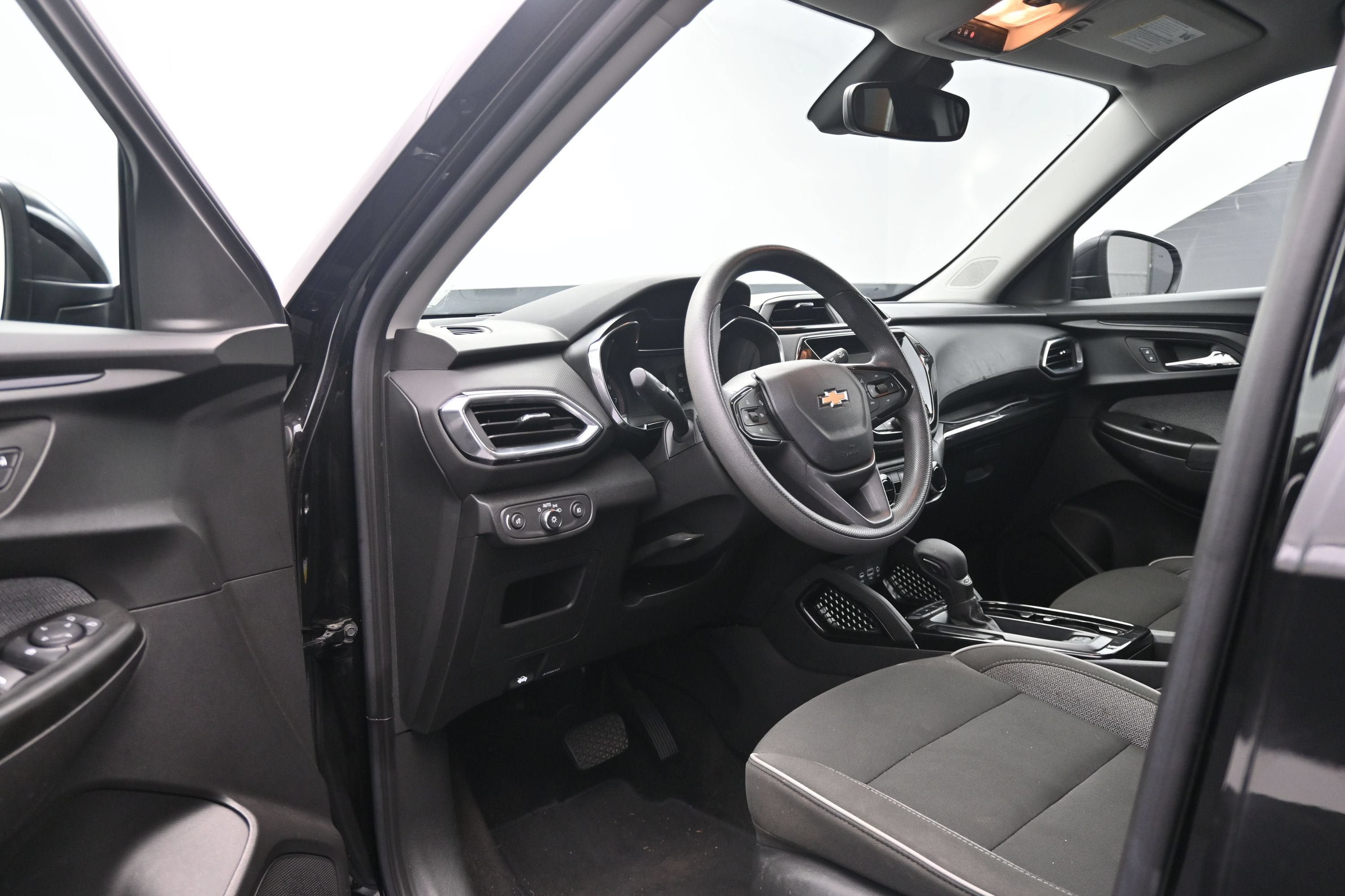 Used 2023 Chevrolet TrailBlazer LT w/ Convenience Package AWD/4WD image 9