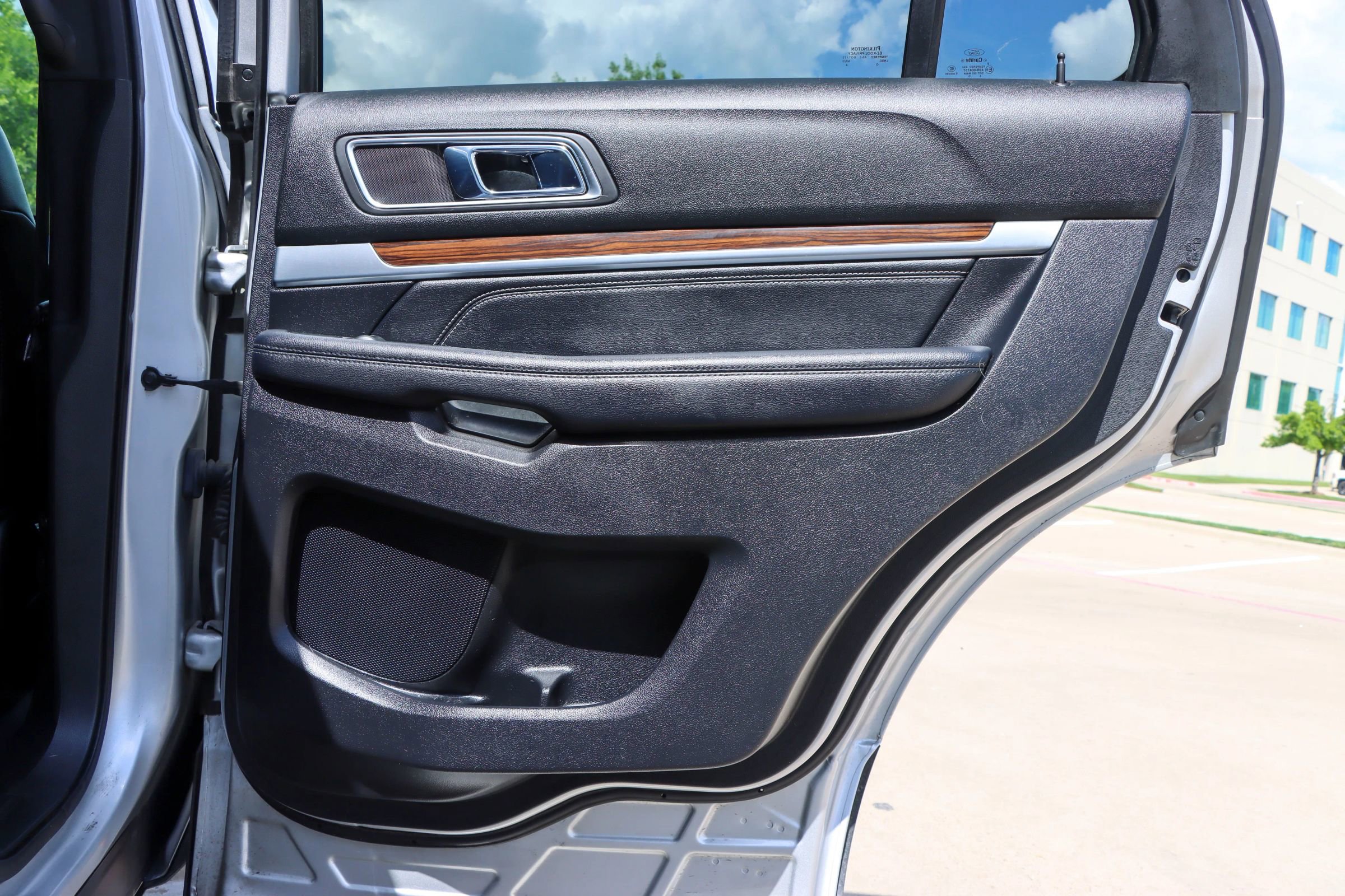 Used 2018 Ford Explorer Limited w/ Ford Safe & Smart Package AWD/4WD image 11