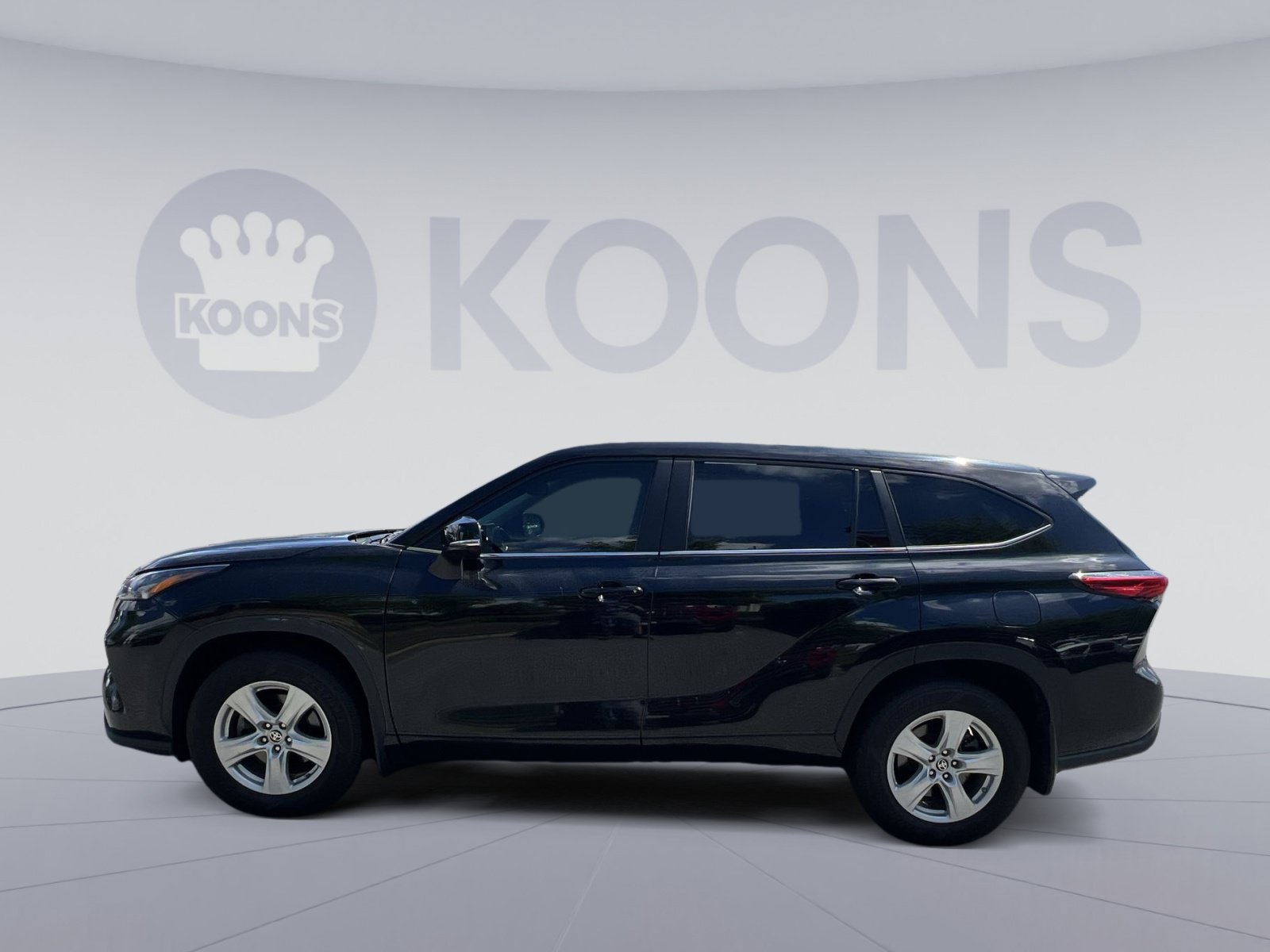 Used 2023 Toyota Highlander LE AWD/4WD image 7