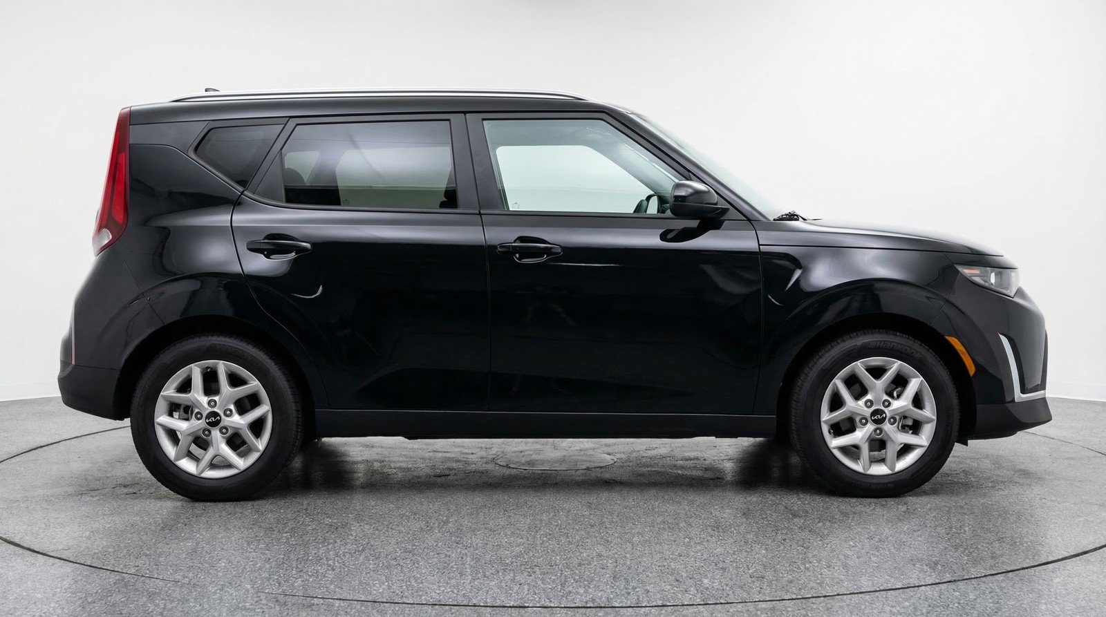 Used 2025 Kia Soul LX w/ LX Technology Package FWD image 11
