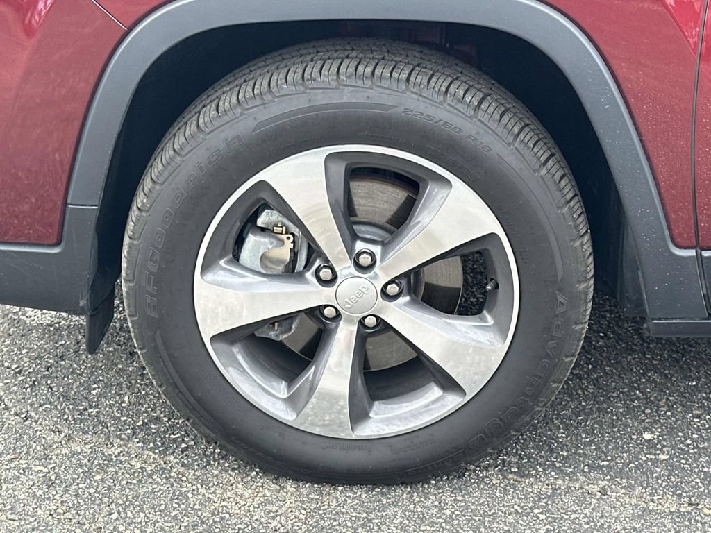 Used 2019 Jeep Cherokee Overland w/ Technology Group AWD/4WD image 9