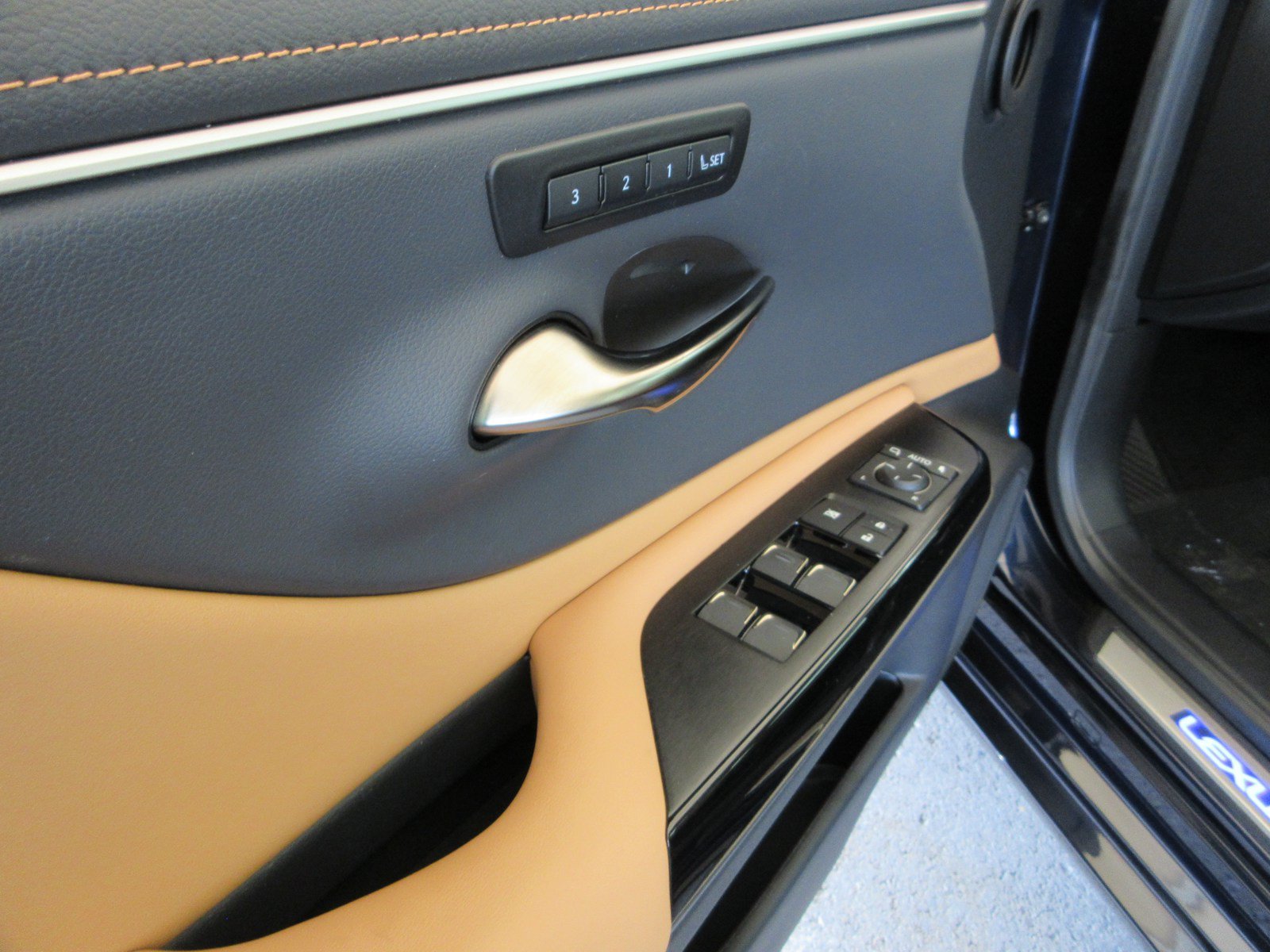 Used 2025 Lexus ES 300h w/ Premium Package FWD image 29
