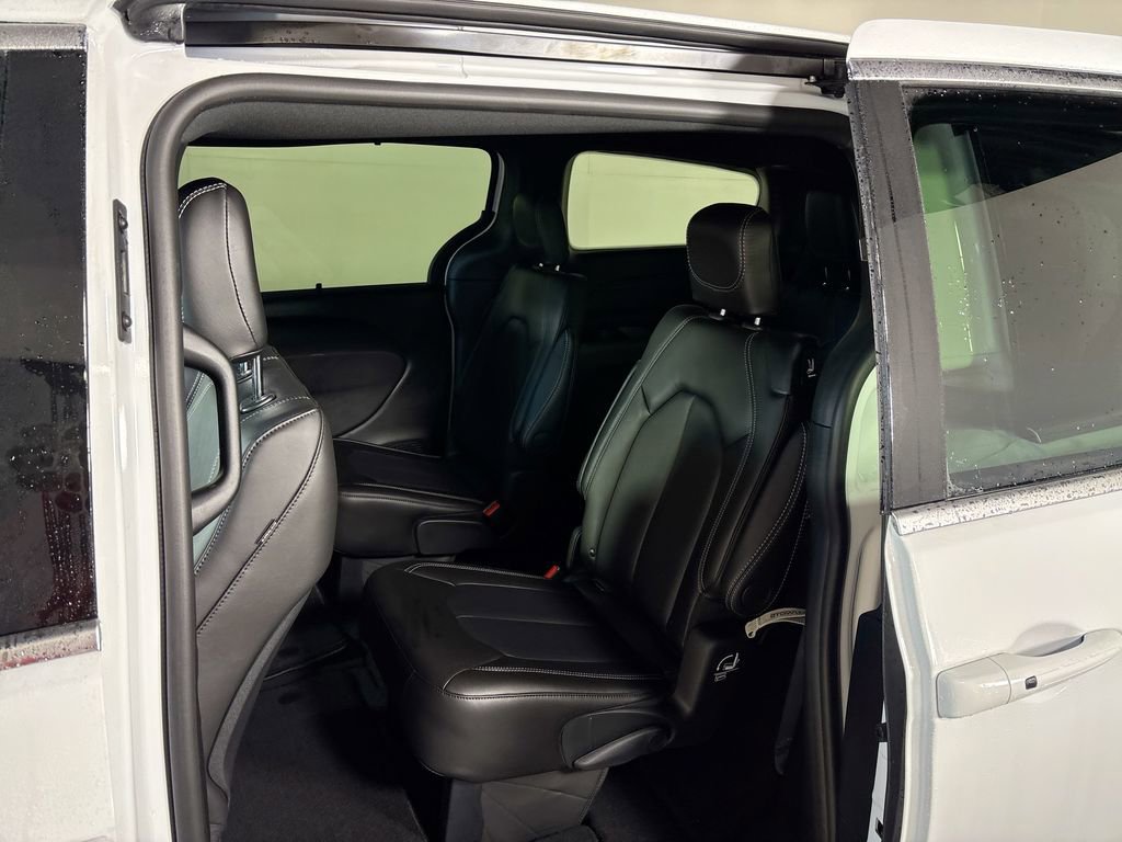 New 2026 Chrysler Pacifica Select AWD/4WD image 18
