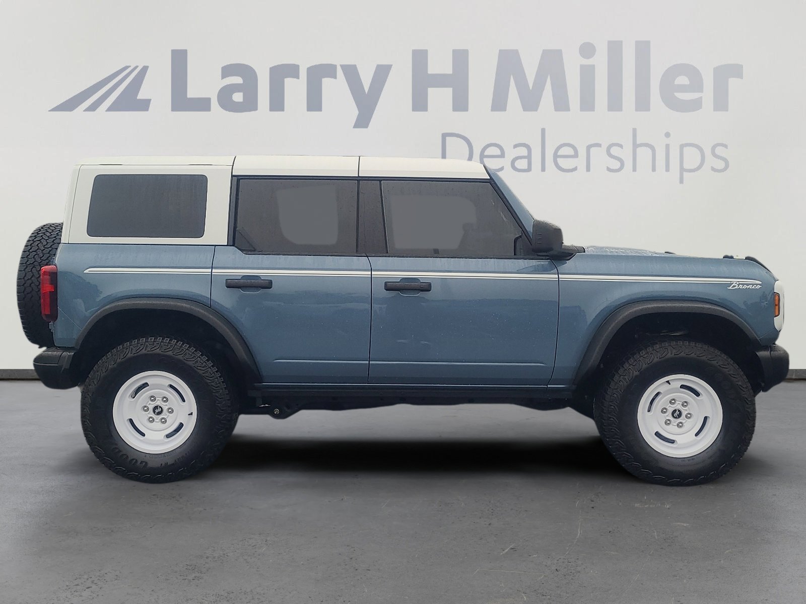 Certified 2025 Ford Bronco Heritage Edition AWD/4WD image 6
