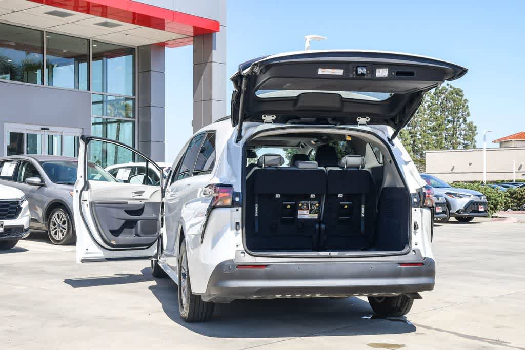 Used 2023 Toyota Sienna XLE FWD image 26