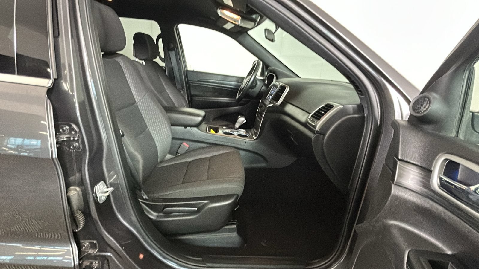 Used 2019 Jeep Grand Cherokee Laredo AWD/4WD image 34