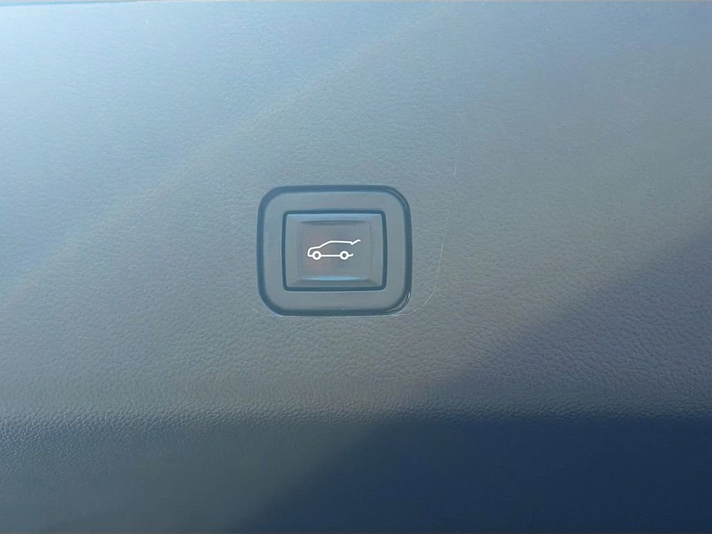 Used 2023 Chevrolet Traverse RS FWD image 13