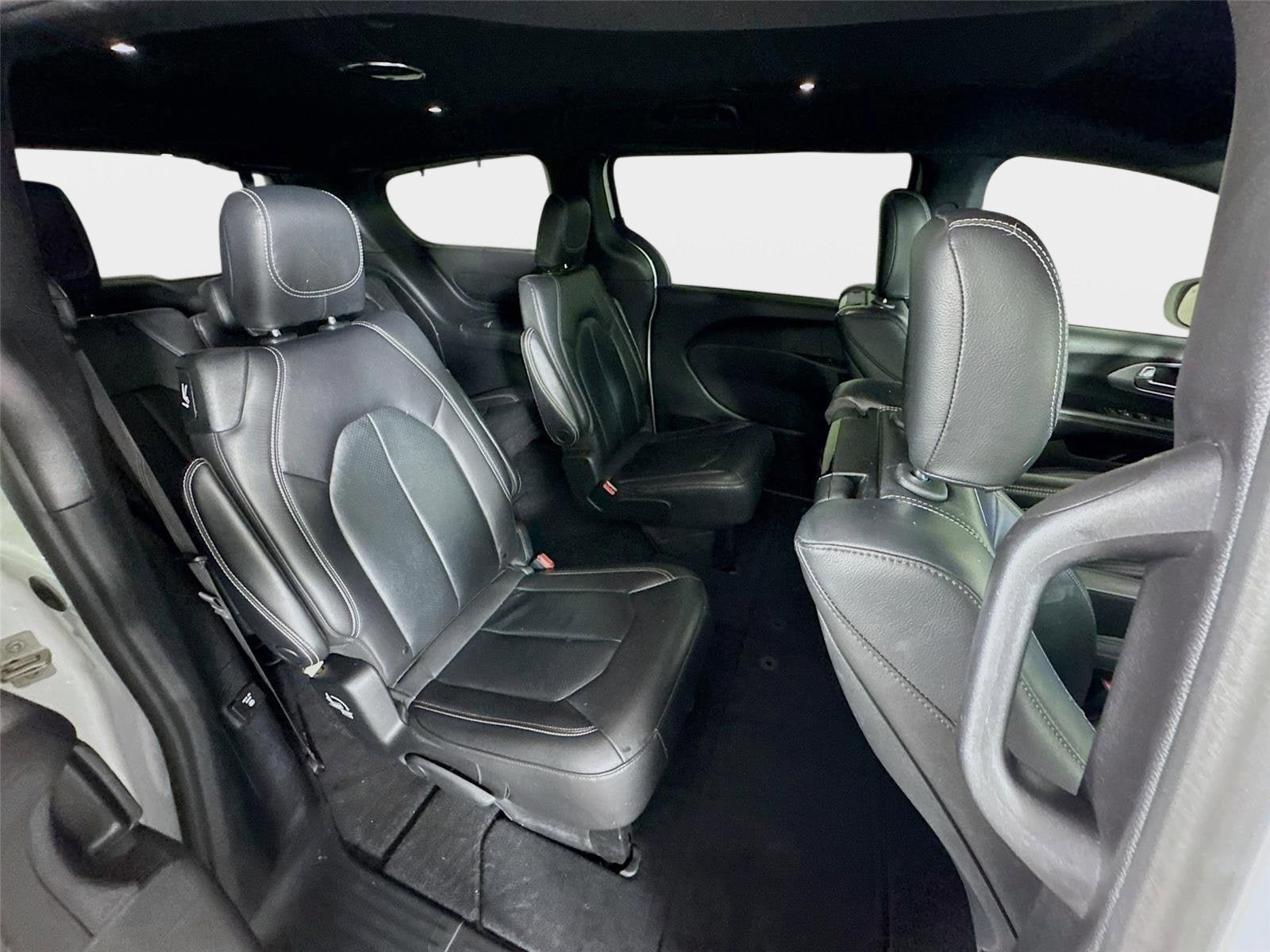 Used 2021 Chrysler Pacifica Touring-L w/ Uconnect Theater Family Group FWD image 27