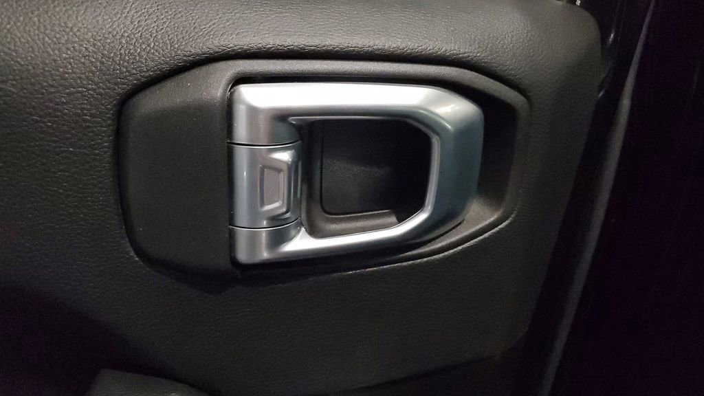 Used 2022 Jeep Wrangler Unlimited Sahara w/ Cold Weather Group image 18