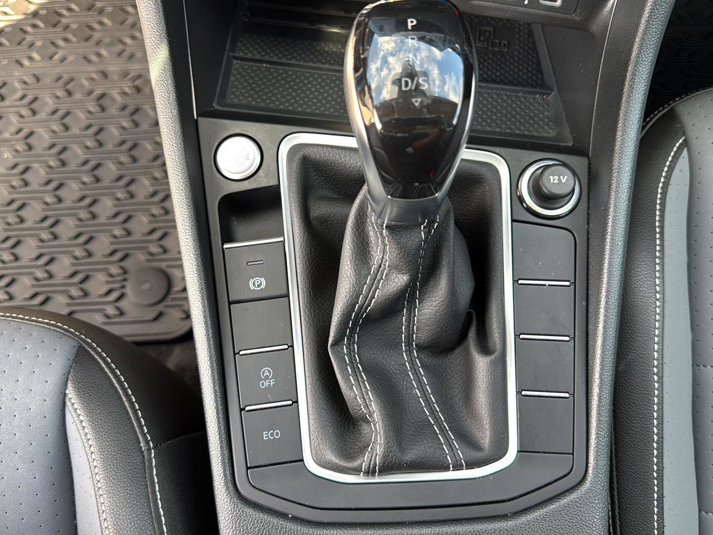 Used 2025 Volkswagen Jetta SE w/ Sunroof Package image 18