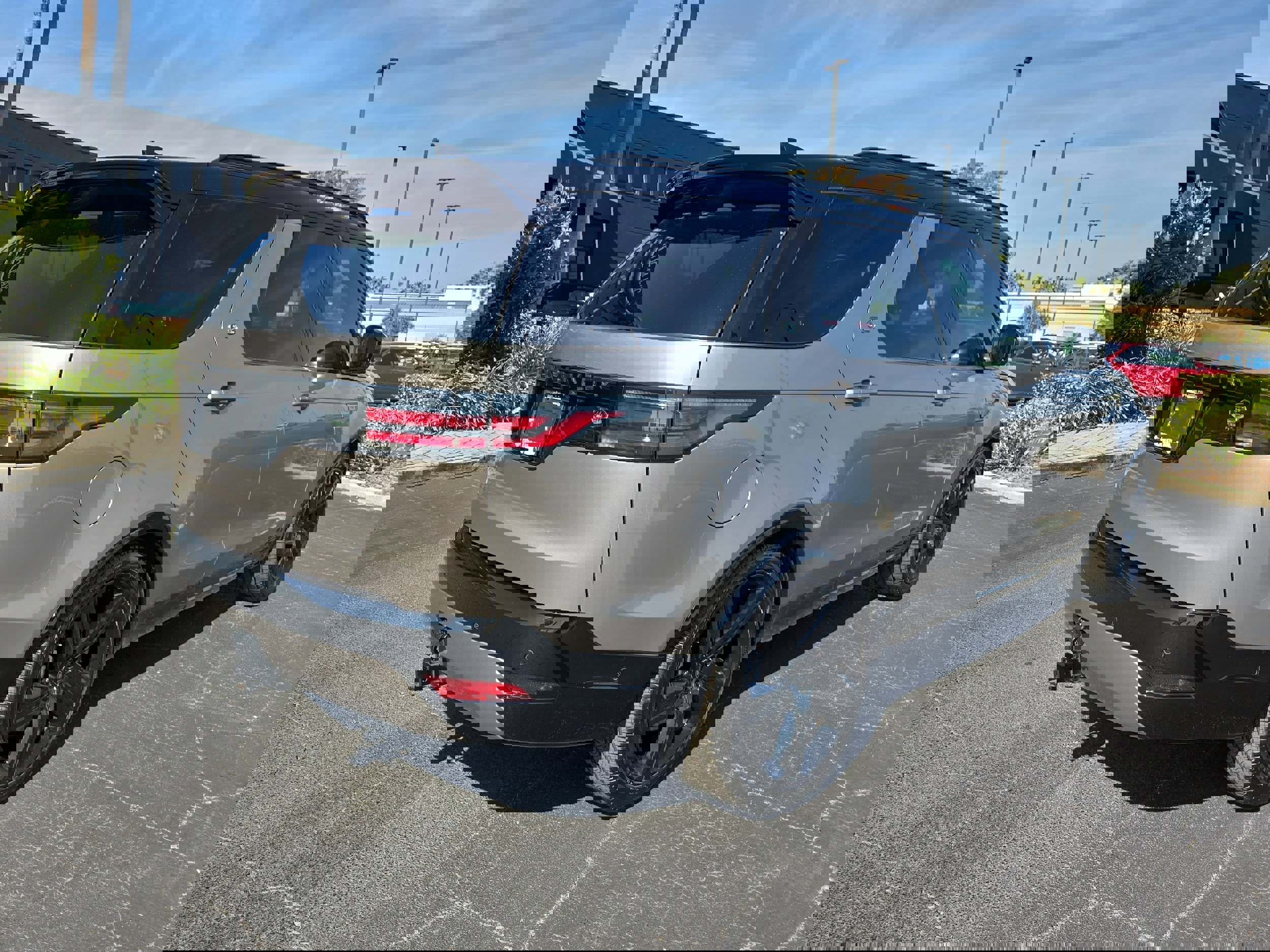 Used 2023 Land Rover Discovery S R-Dynamic image 4