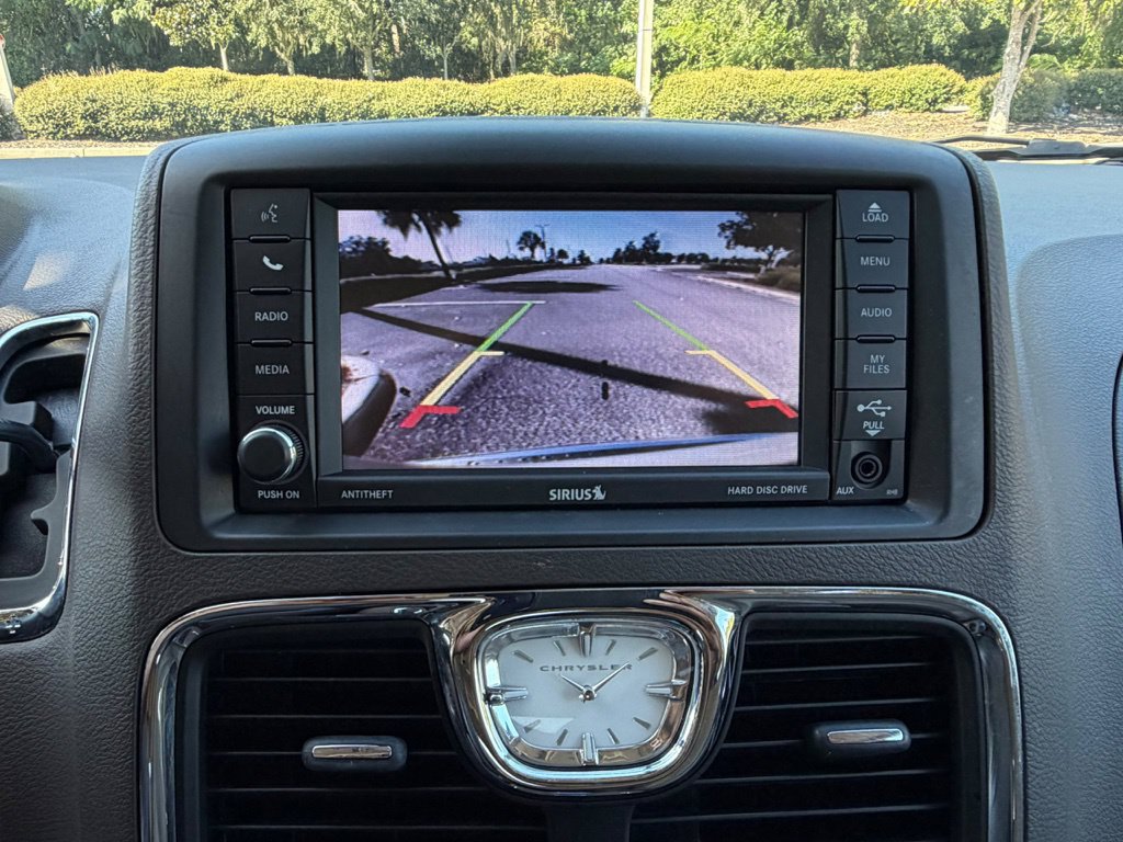 Used 2016 Chrysler Town & Country Limited Platinum FWD image 18