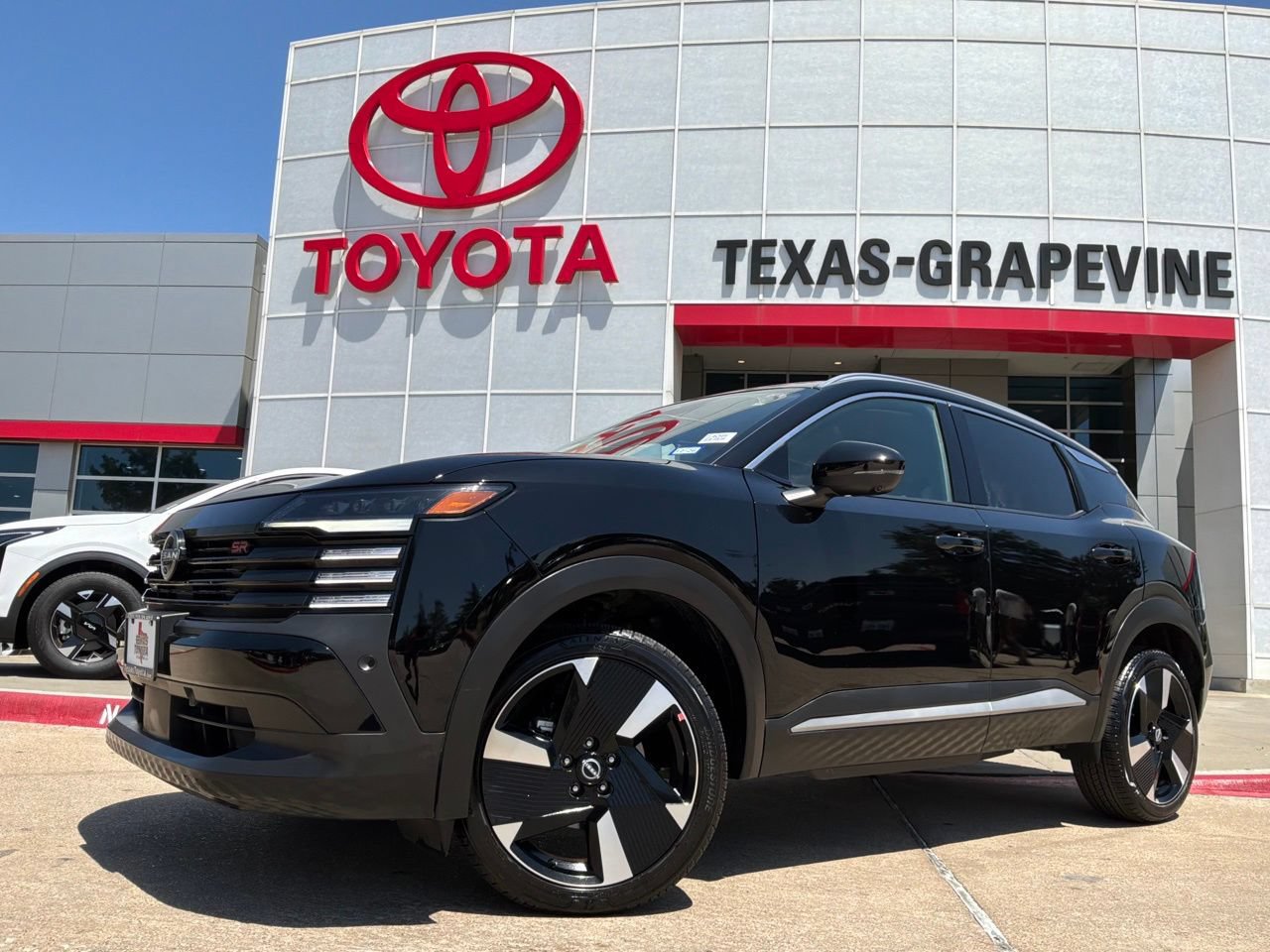Used 2026 Nissan Kicks SR FWD image 2