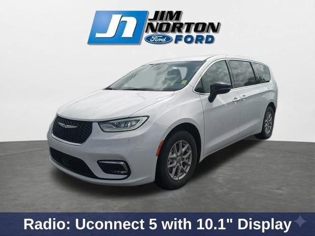 Used 2025 Chrysler Pacifica Select image 4
