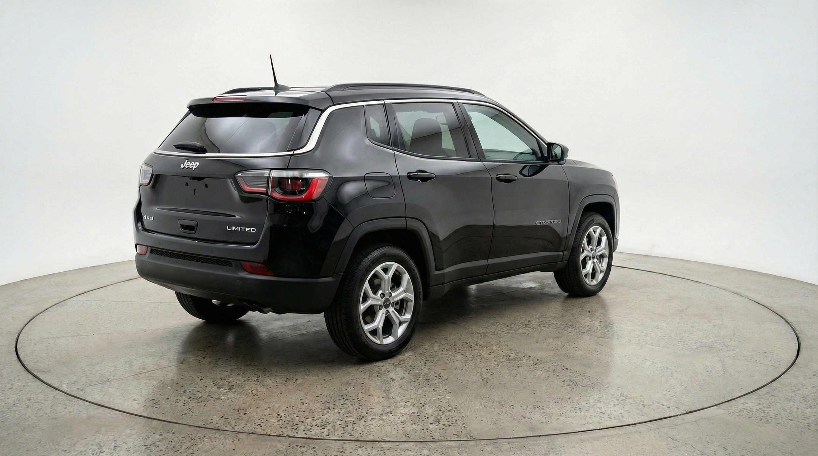 Used 2025 Jeep Compass Latitude image 9