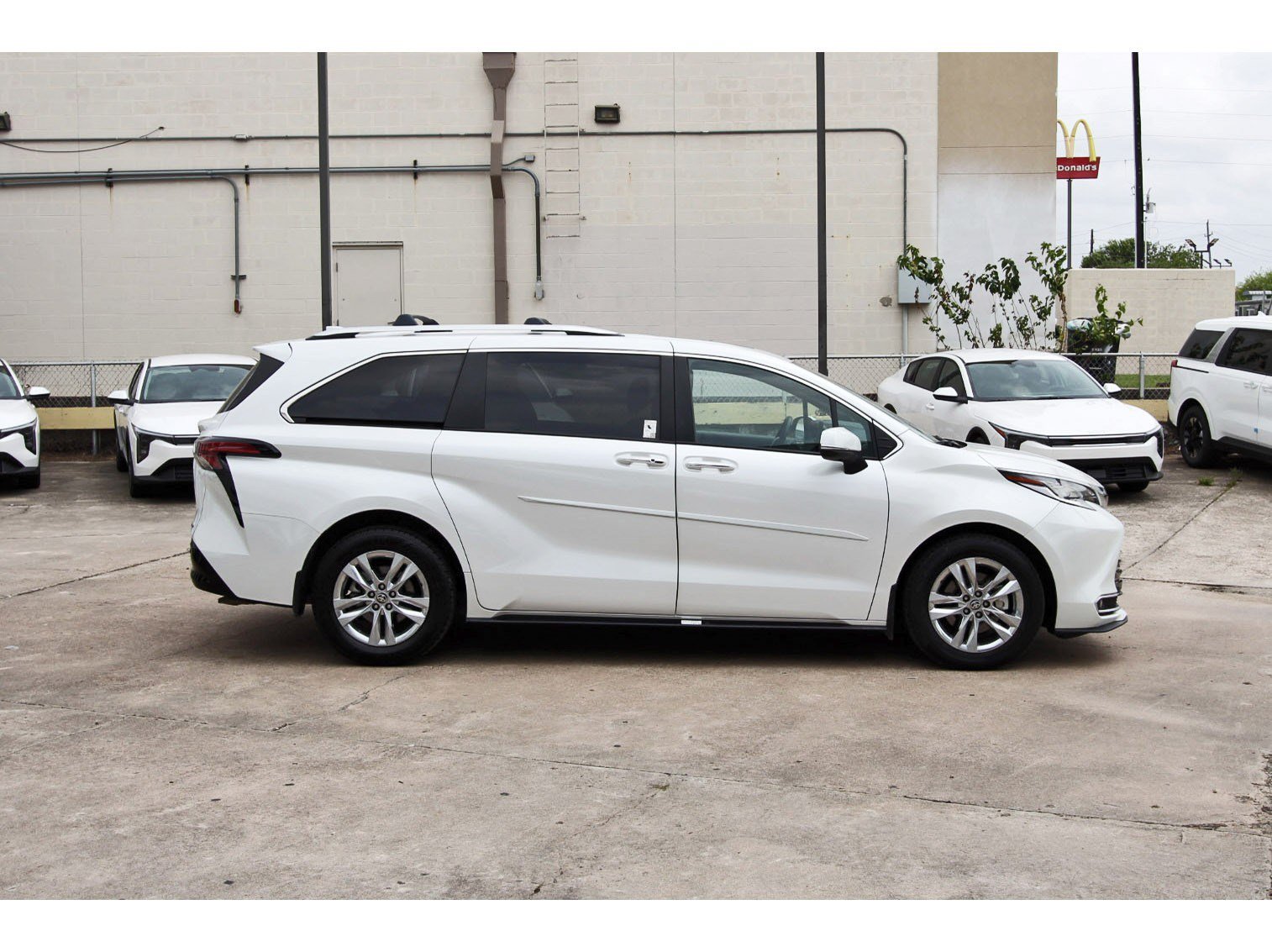 Used 2025 Toyota Sienna Limited AWD/4WD image 8
