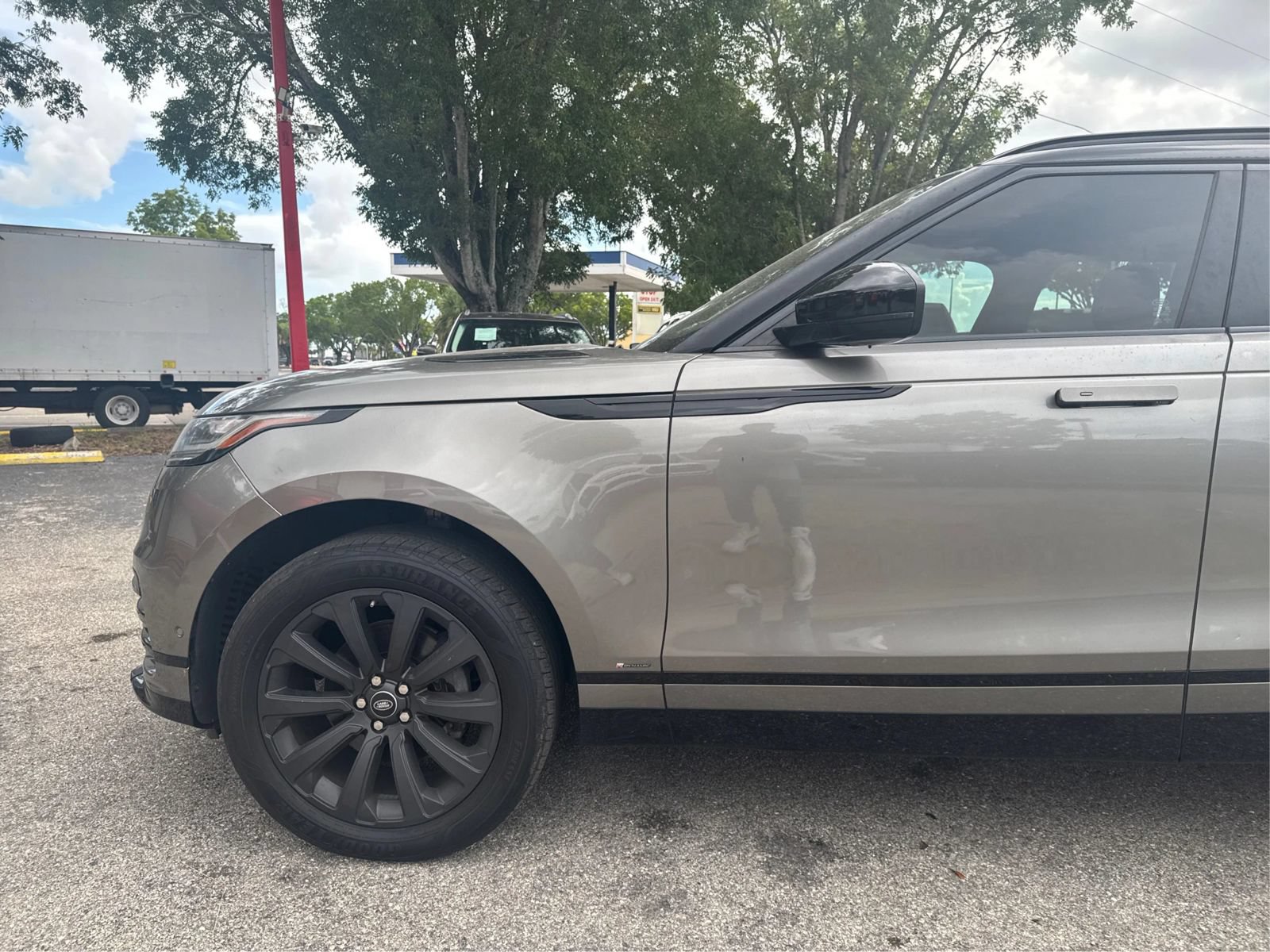 Used 2018 Land Rover Range Rover Velar R-Dynamic SE AWD/4WD image 25