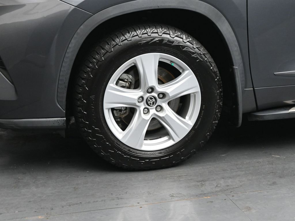 Used 2021 Toyota Highlander LE AWD/4WD image 12
