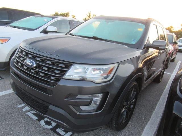Used 2017 Ford Explorer XLT w/ Equipment Group 202A image 3