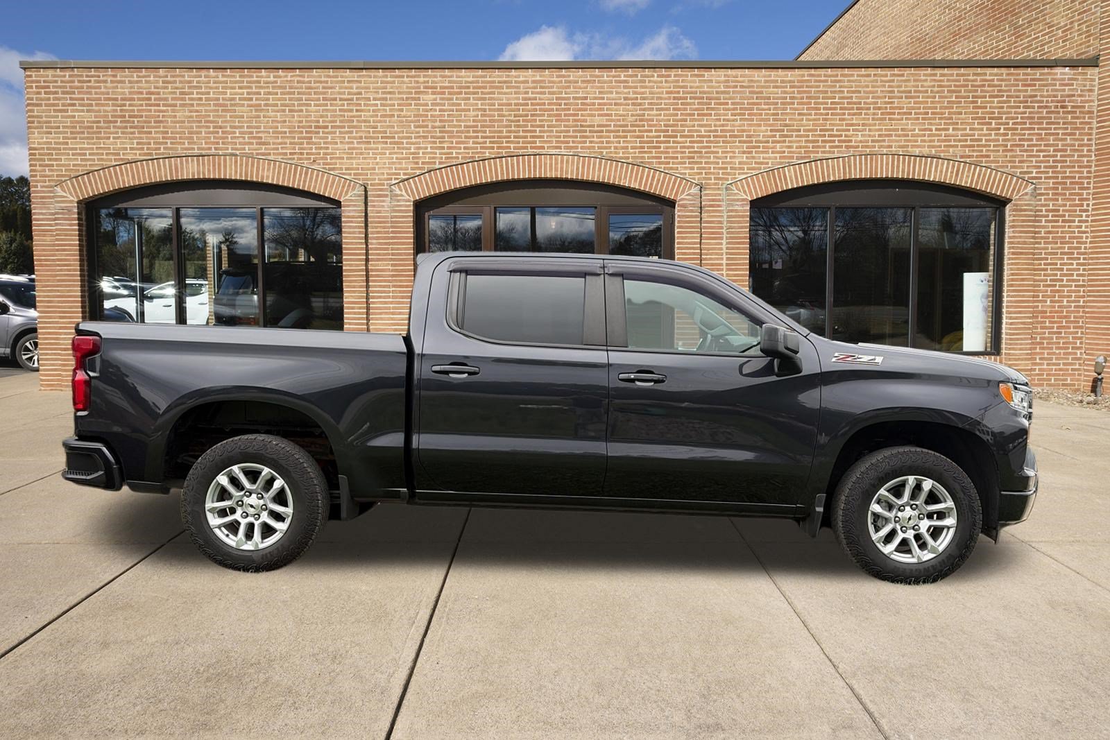 Used 2022 Chevrolet Silverado 1500 RST w/ Z71 Off-Road Package AWD/4WD image 2