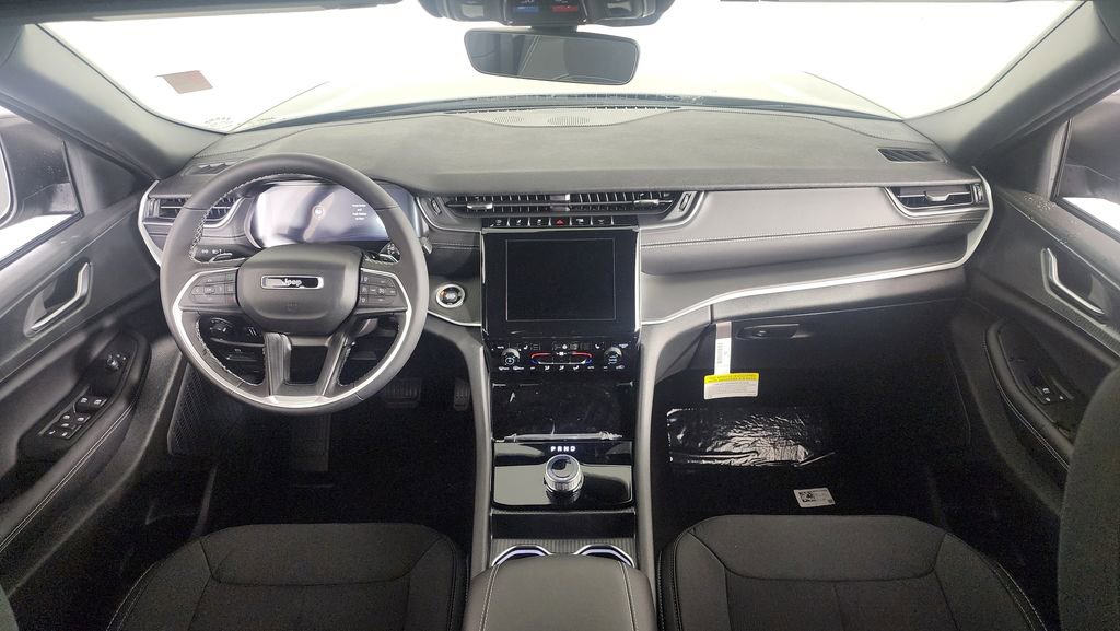 New 2025 Jeep Grand Cherokee Laredo w/ Luxury Tech Group I image 33