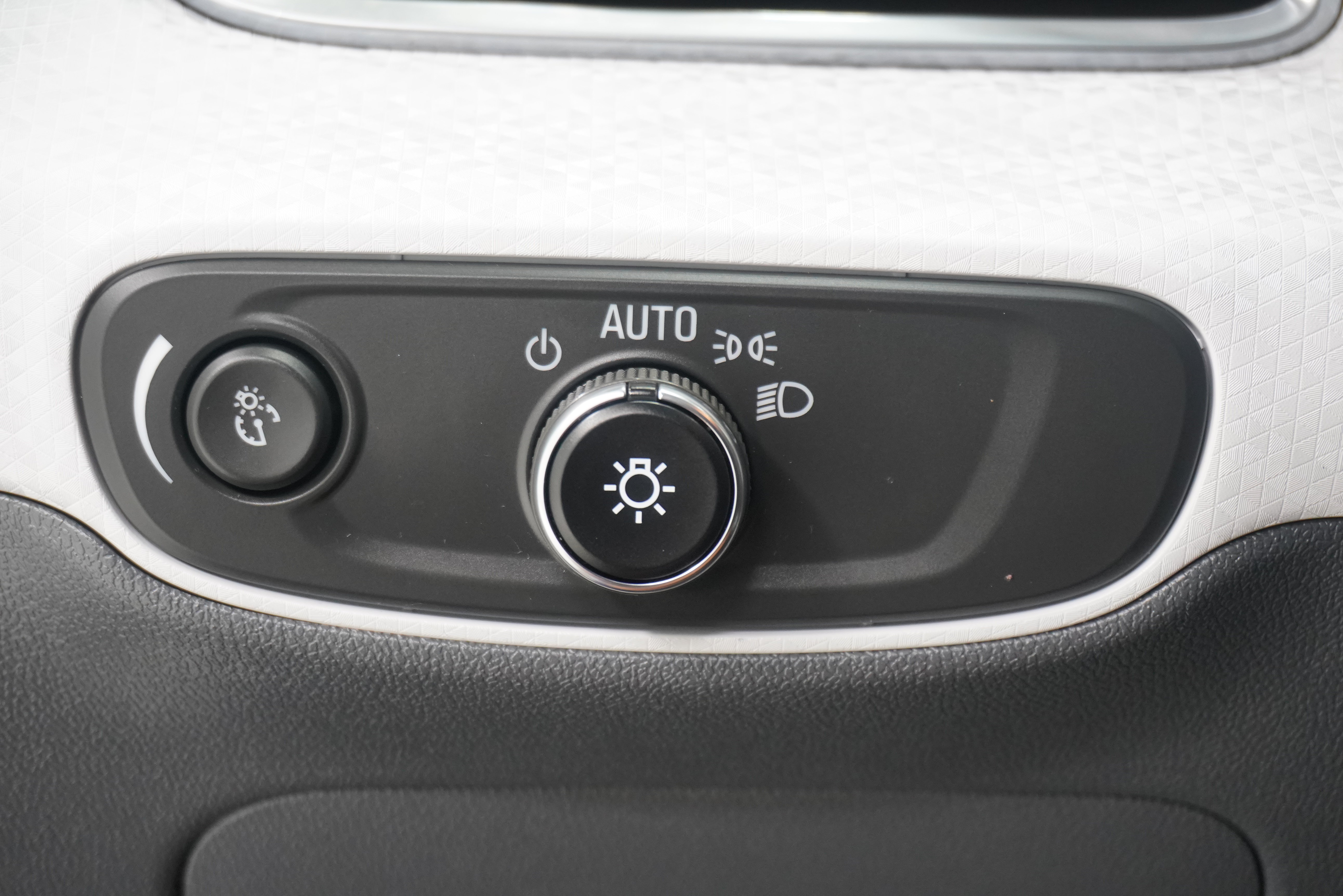 Used 2020 Chevrolet Bolt Premier w/ Infotainment Package FWD image 21