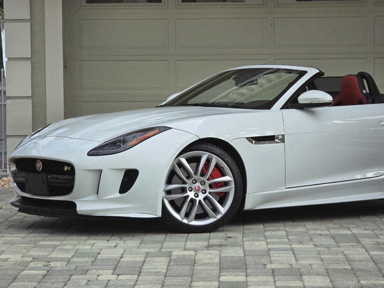 Used 2016 Jaguar F-TYPE R image 9