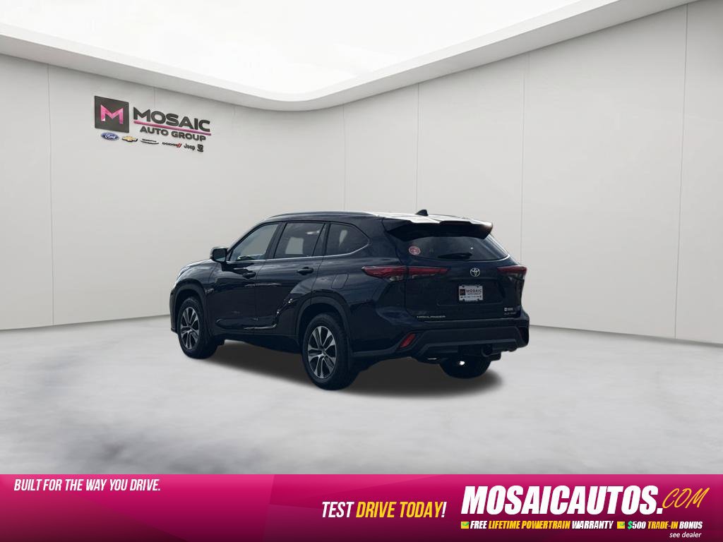 Used 2023 Toyota Highlander XLE AWD/4WD image 5