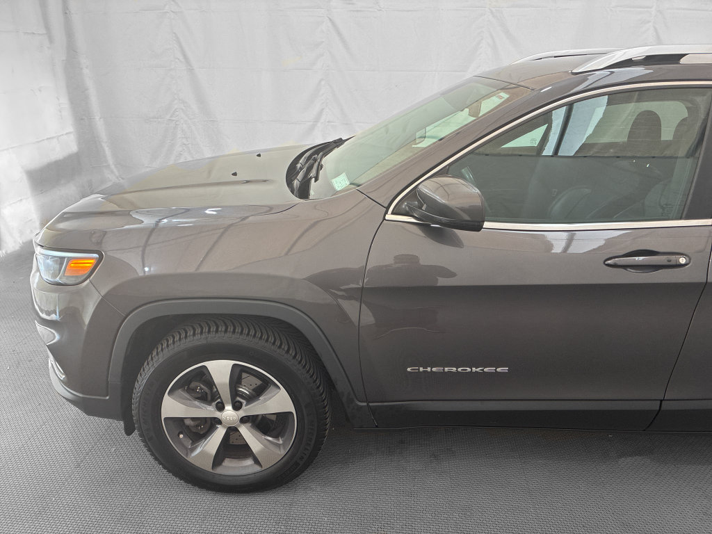 Used 2019 Jeep Cherokee Limited w/ Trailer Tow Group AWD/4WD image 3